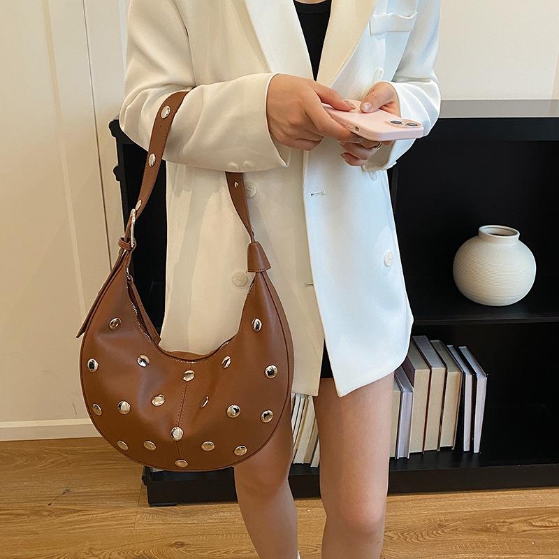 New Retro Women Casual Simple Shoulder Bag Premium Rivet Underarm Bag Large Capacity Fashion Versatile Commute Crescent Bag