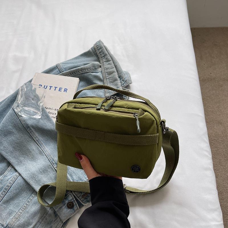 Fashion messenger bag women 2025 simple shoulder bag bag high value niche fashionable foreign style new commuter bag