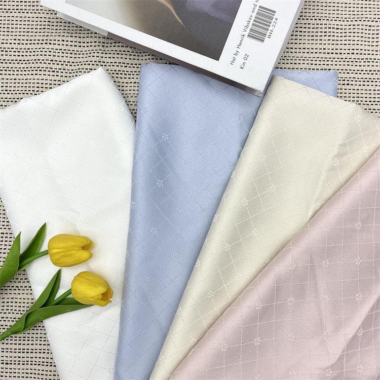 

Soft and smooth satin fabric with checked floral pattern suitable for wedding dresses formal gowns and designer clothing fabrics 1.5M&1M белый