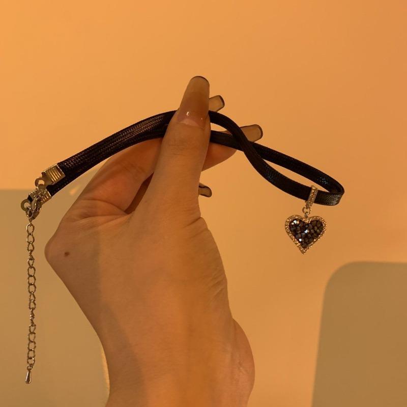 Heart Sniper~ Retro Black Peach Heart Clavicle Chain Leather Punk Style Accessories Niche Design Clavicle Chain