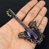 Gitarrenförmiger Amethyst-Edelstein mit Kupferdraht umwickelt, handgefertigter Schmuckanhänger als Geschenk
