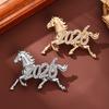 Broche de Cavalo com Strass 2026 Ano do Cavalo Alfinete de Lapela Cavalo Galopante Broche Alfinete Acessório de Roupa de Ano Novo para Fatos Casacos Cachecóis