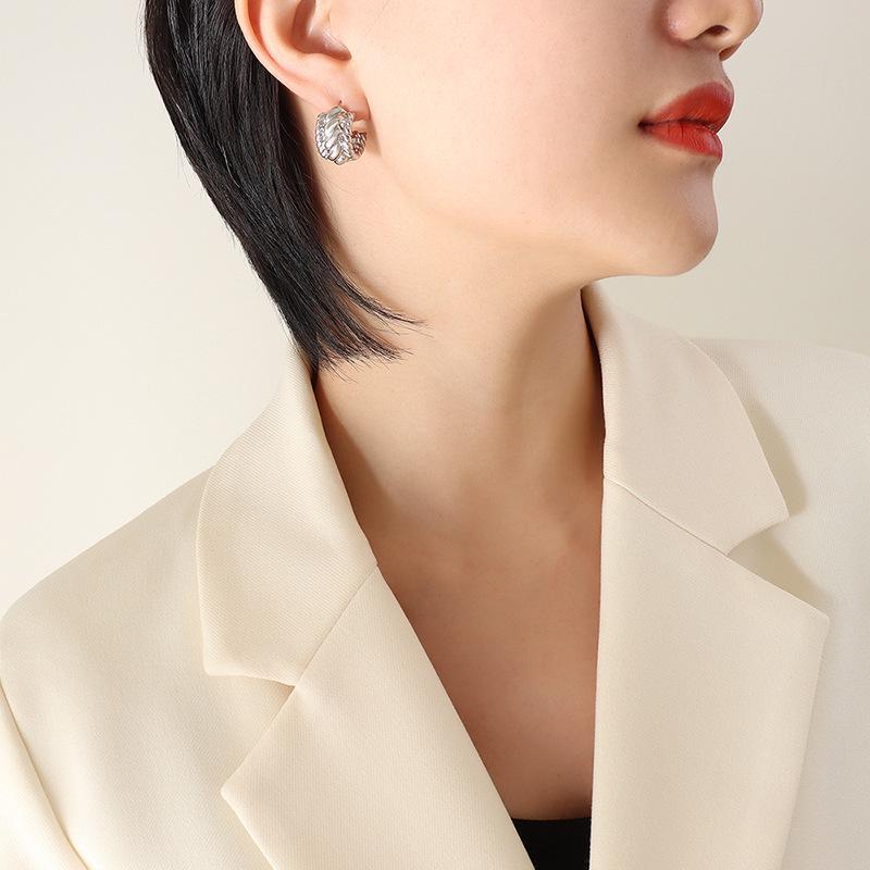European Style Gold Plated Titanium Steel C-shaped Threaded Earrings