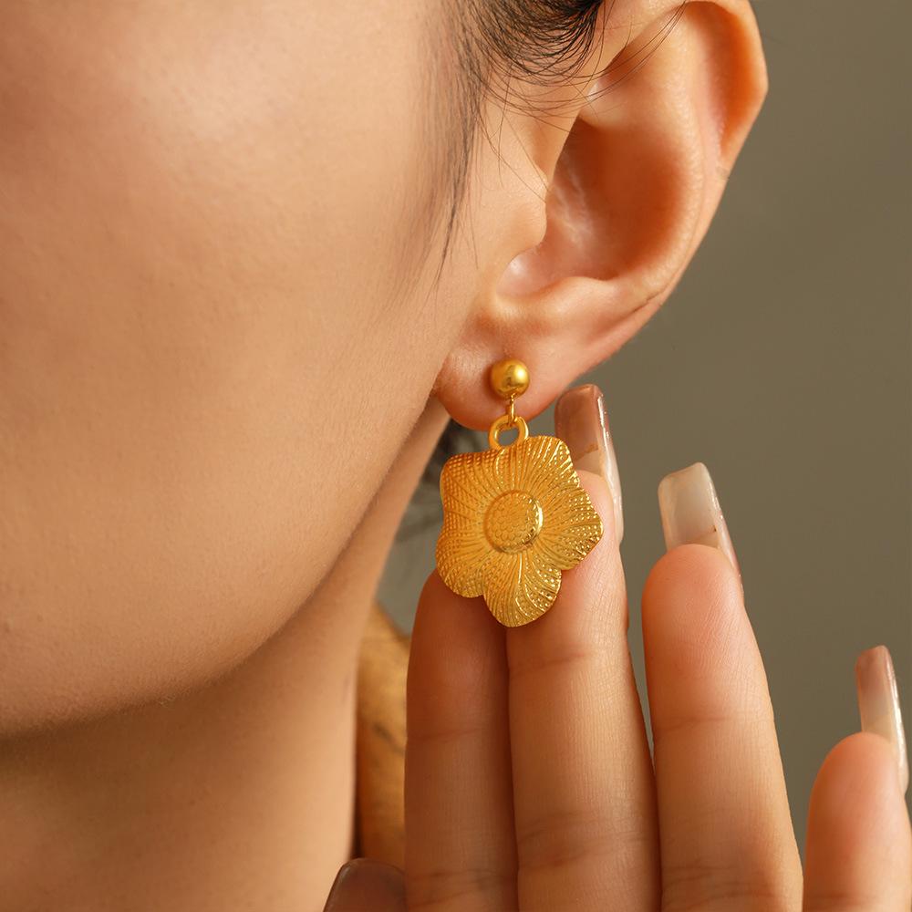 Retro Sunflower Court Style Earrings: Fashionable 18k Gold-Plated Titanium Steel Jewelry