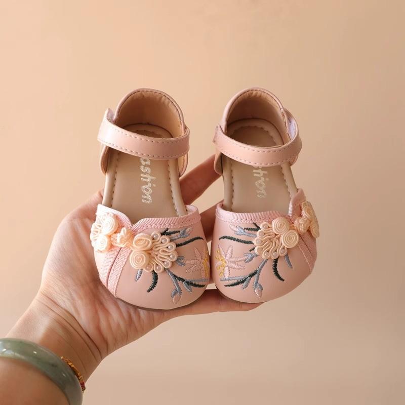 

2025 spring and summer new girls embroidered leather shoes antique Hanfu shoes bag head half sandals little girl soft sole baby shoes 19 розовый