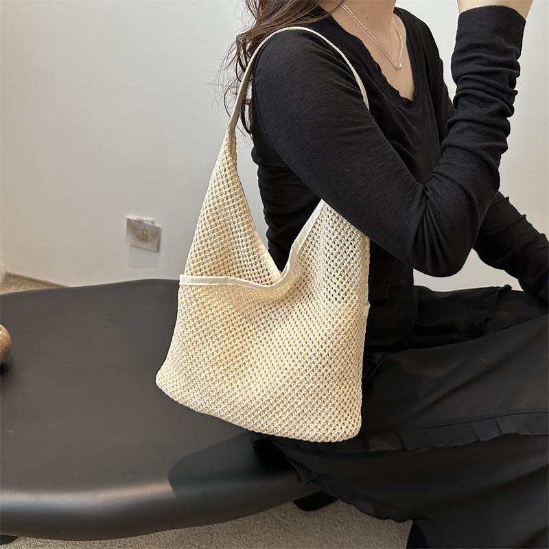 Trendy Medium-sized Straw Tote Bag For Women Perfect For Everyday Casual Use