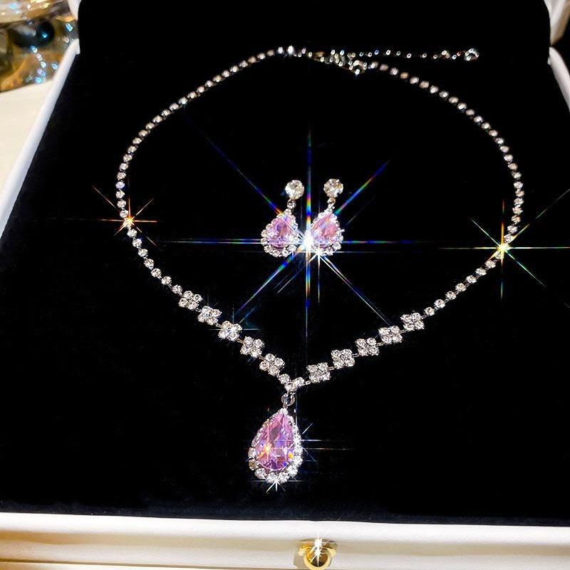 Quadratisches Ohrstecker- und Halsketten-Set mit Diamanten - ein schickes, luxuriöses und hochwertiges zweiteiliges Set mit exquisiter Eleganz