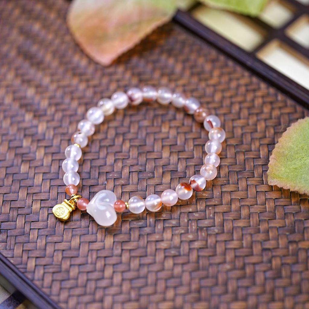 Elegant Women's Beaded Bracelet with Cat's Eye Stone and Agate in Modern Chinese Style.
