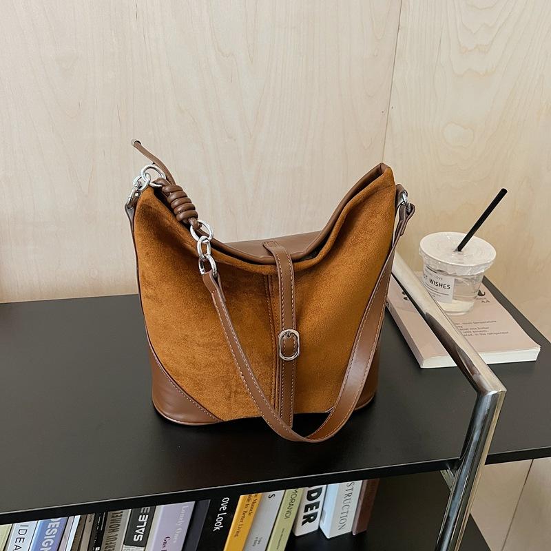 Large capacity messenger bag women's autumn and winter new fashion matte shoulder bag retro commuter bucket bag