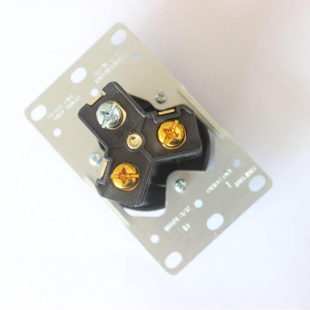 XIONGDA NEMA 10-30R 30A 125-250V Three-Hole Power Socket