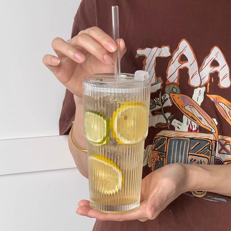 

Соломенная чашка большой вместимости с крышкой, кофейная чашка с вертикальными полосками, чашка для напитков и сока, женская бытовая чашка для молочного чая с высокой ценностью 202 501-600ml