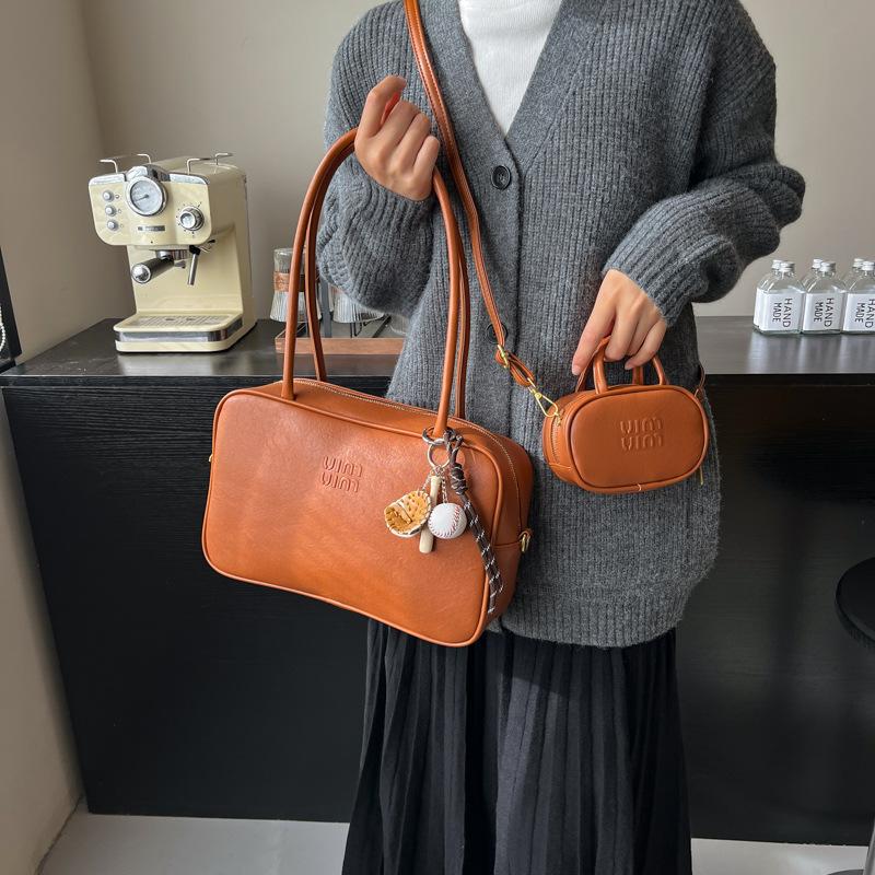 

Портативная сумка-боулинг женская осень-зима 2025 новая модная сумка-бостон большого объема для поездок, сумка-мессенджер, мягкая поверхность small коричневый