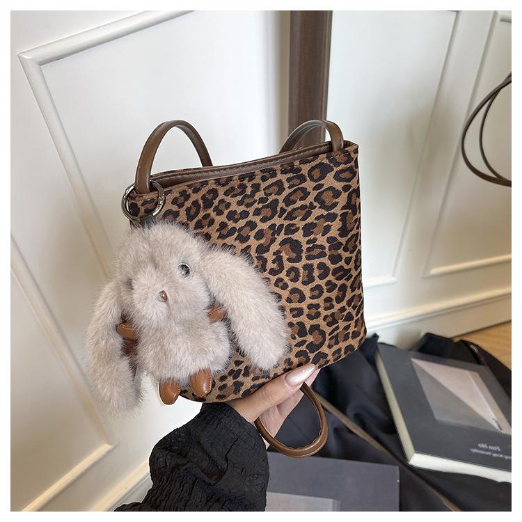 

Новая маленькая квадратная сумка с леопардовым принтом, женская модная универсальная матовая сумка через плечо, популярная сумка-мессенджер, высококлассная нишевая женская сумка bare bag цветной печати леопарда