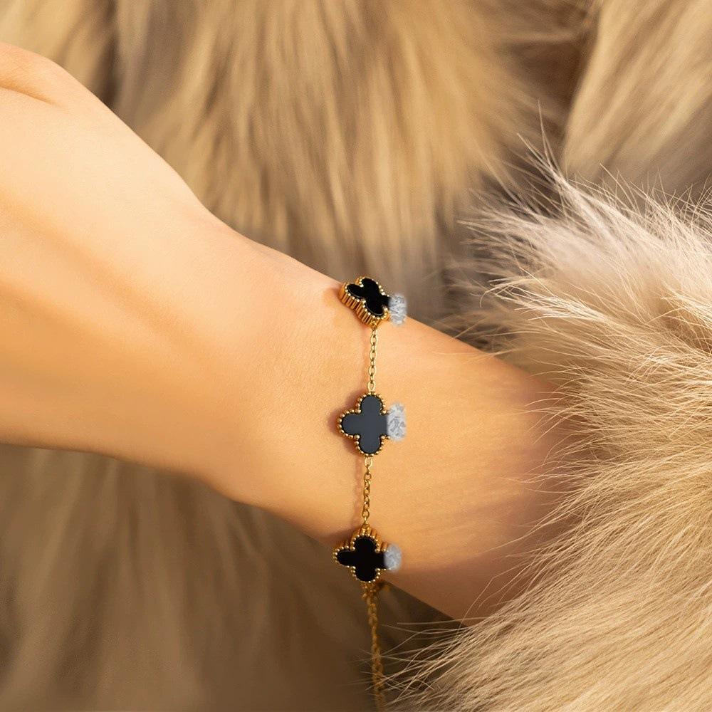 Vierblättriges Kleeblatt Armband Ein leichter Luxus und hochwertiges Damen Schmuck Accessoire Ein modisches Armreif für Damen