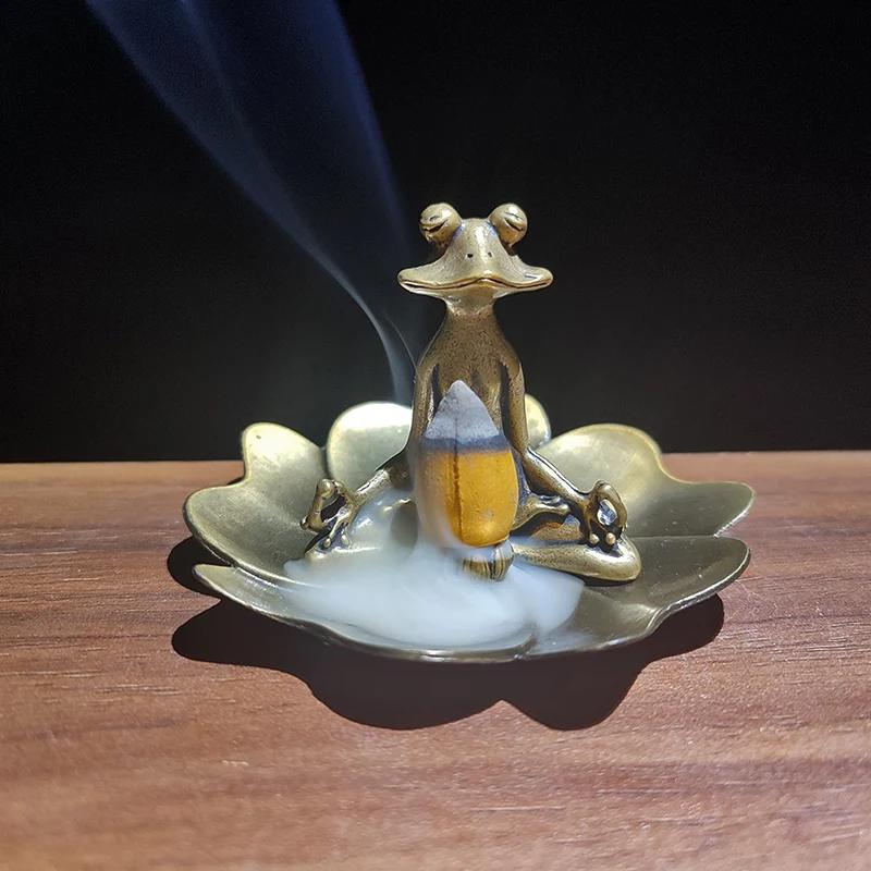 Lieblicher Legierungs-Meditationsfrosch Rückfluss-Räuchergefäß mit Metallplatte Aschenbecher Zen Sandelholz Räucherstäbchenhalter