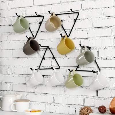 Colgador de Tazas de Pared Metal Negro Mate Triangular Soporte para Tazas de Café Montaje en Pared Organizador de Tazas con 3 Ganchos Estante de Exhibición para Cocina Oficina