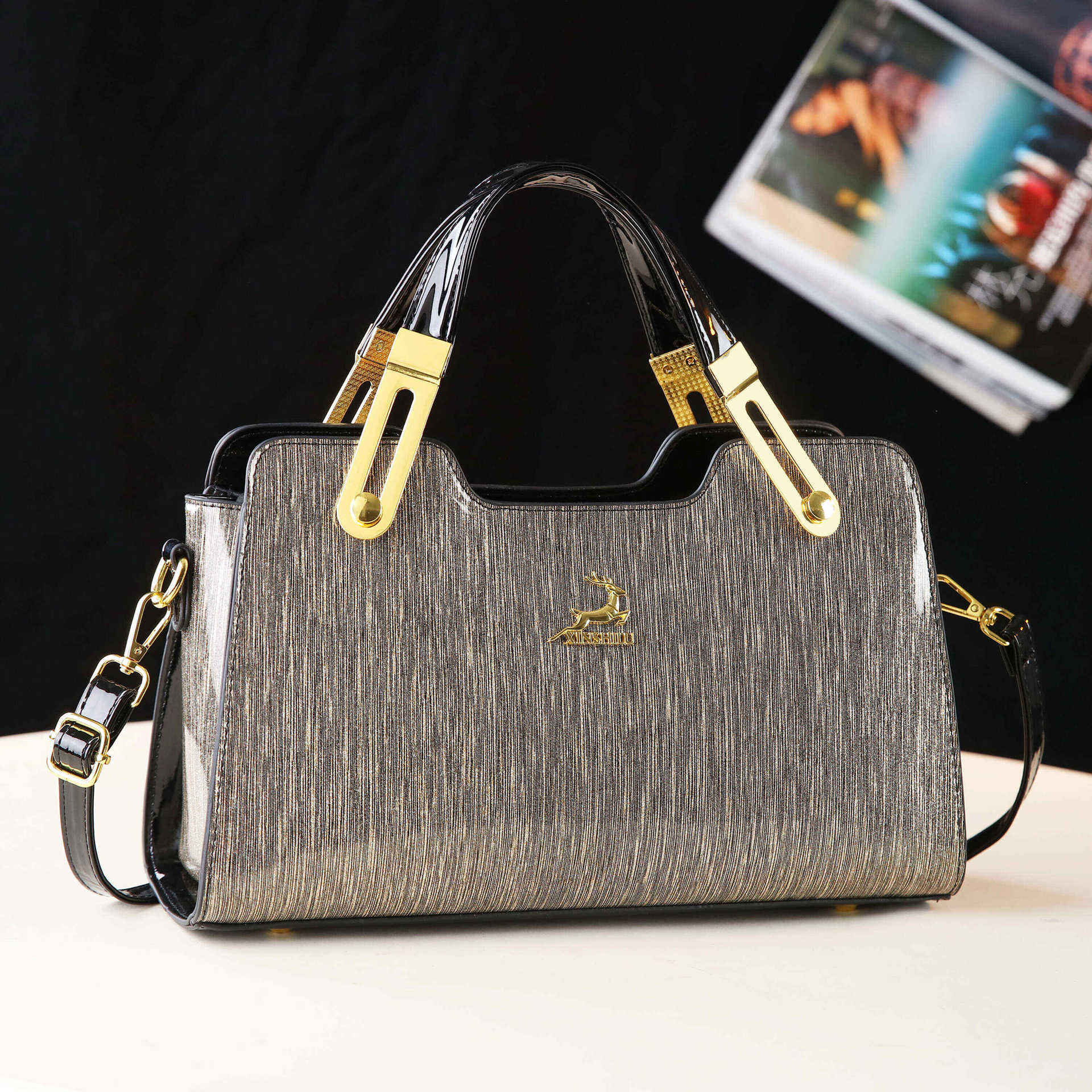 

Bag Women 2026 New High Quality Texture Tote Bag Large Capacity Commuter Single Shoulder Fashion Versatile Cross Shoulder Handbag золотий