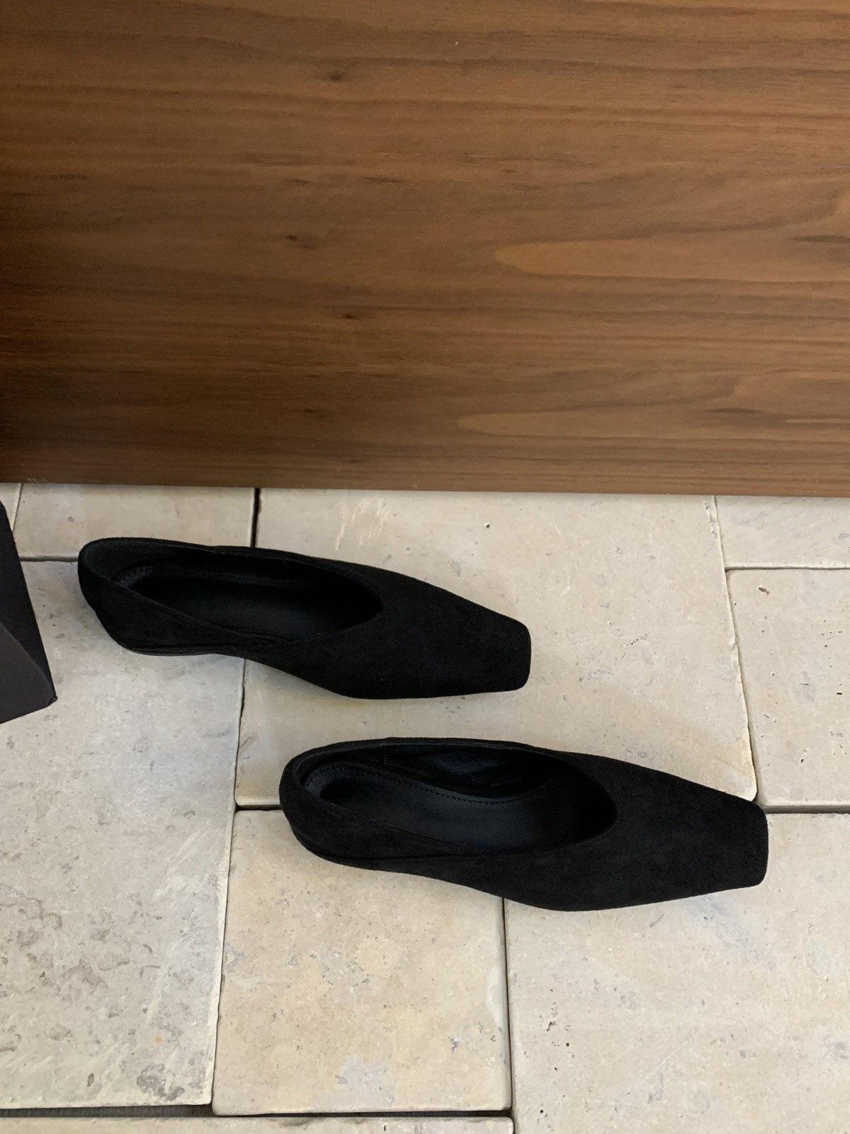 

Французские ретро-замшевые туфли с квадратной головкой и неглубоким носком, женские туфли 2024 года, новые осенние туфли на плоской подошве для поездок на работу 35 чёрный