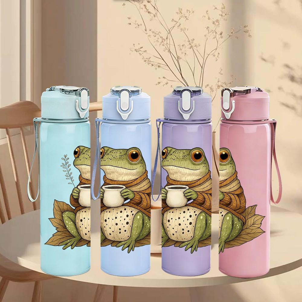 1PC Cute Green Frog 750ml Color Plastic Sports Water Bottle Leakproof Flip Straw Lid Suitable for Sports Office Home Use