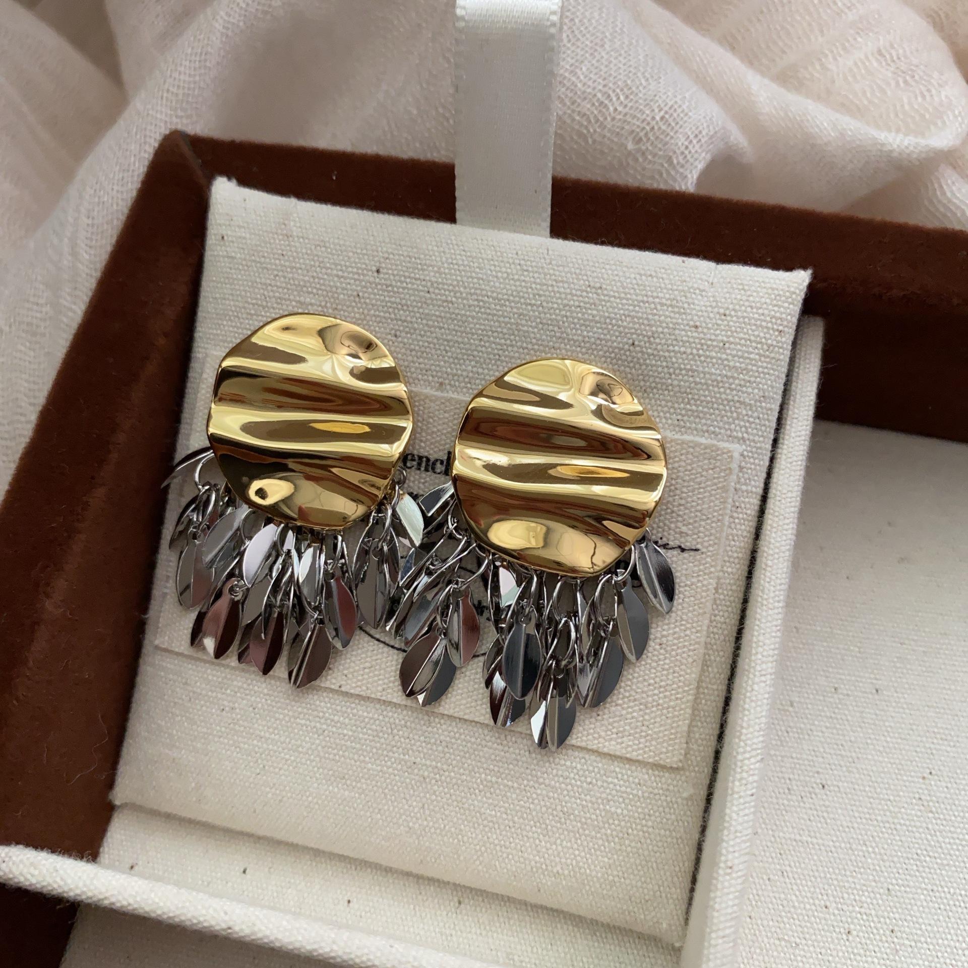 

Light luxury fashion new women s leaf fringed earrings temperament versatile two-color French premium commuter earrings