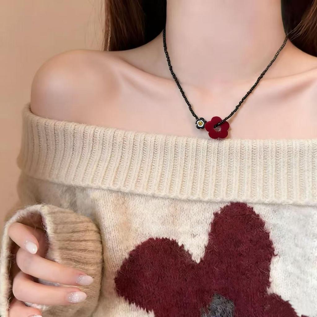 Jiang Yan Velvet & Agate Flower Beaded Necklace for Women - Japanese Korean Style, High-End Clavicle Chain.