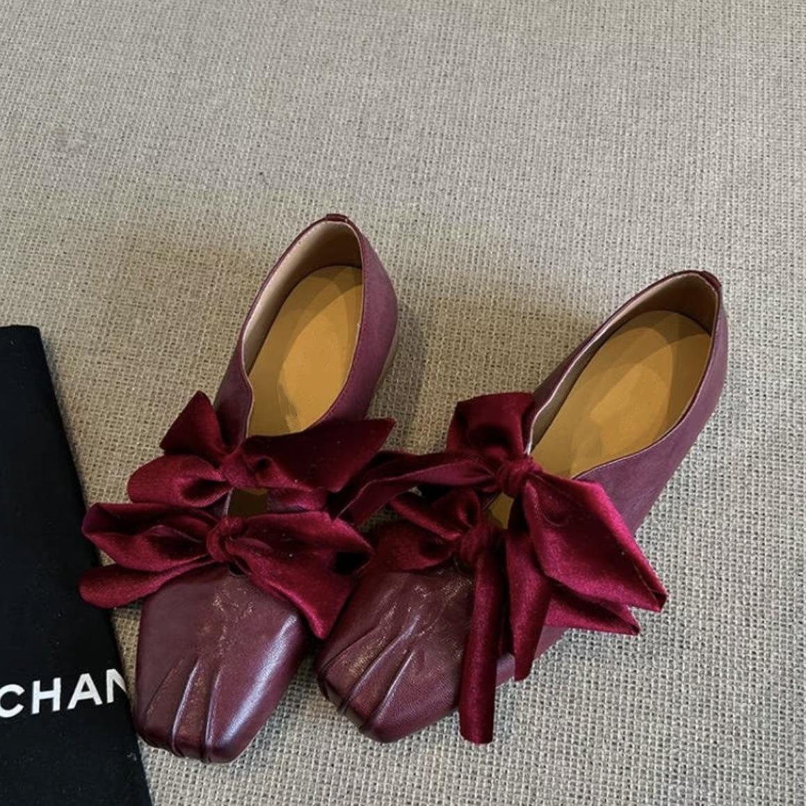 

Версия из коровьей кожи ~ ретро-ниша, плиссированная мягкая подошва, бант-ремешок, квадратный нос, плоское дно, неглубокое горло, летние туфли Мэри Джейн 40