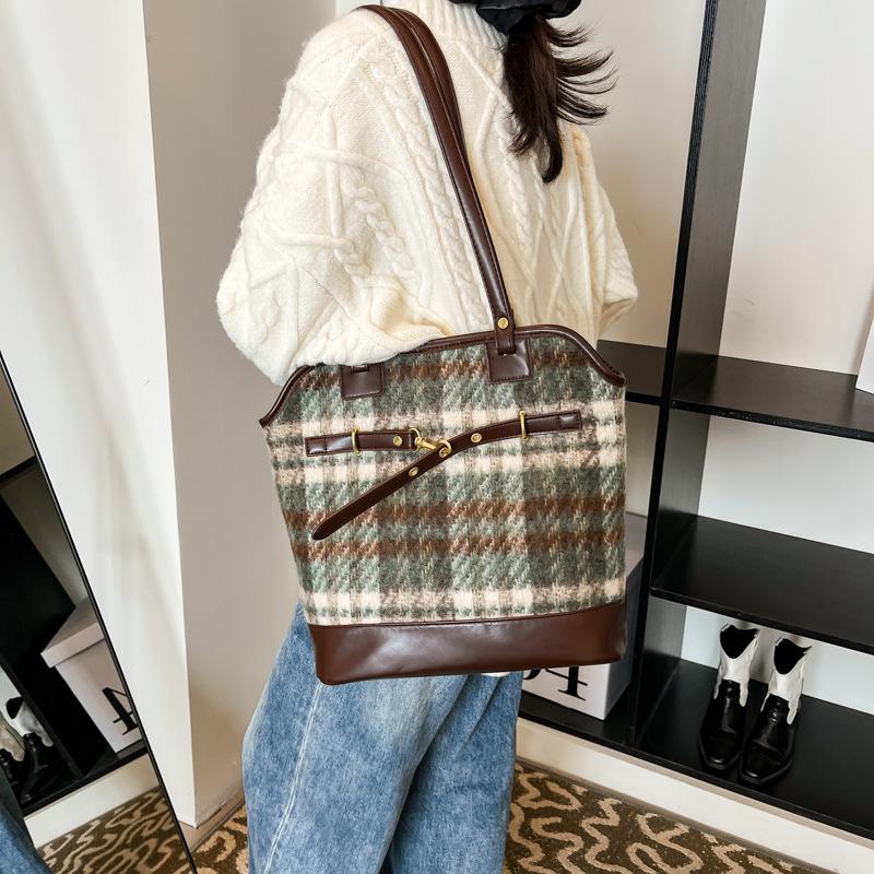 

Ретро трендовая сумка-тоут подмышку женская 2025 осень и зима новая модная большая вместительная сумка на плечо нишевый дизайн женская сумка 30*11*30 зеленый плед