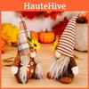 Charmante Thanksgiving-Dekoration mit gesichtsloser Puppe, Kobold, geschmückt mit Sonnenblumen und Blättern