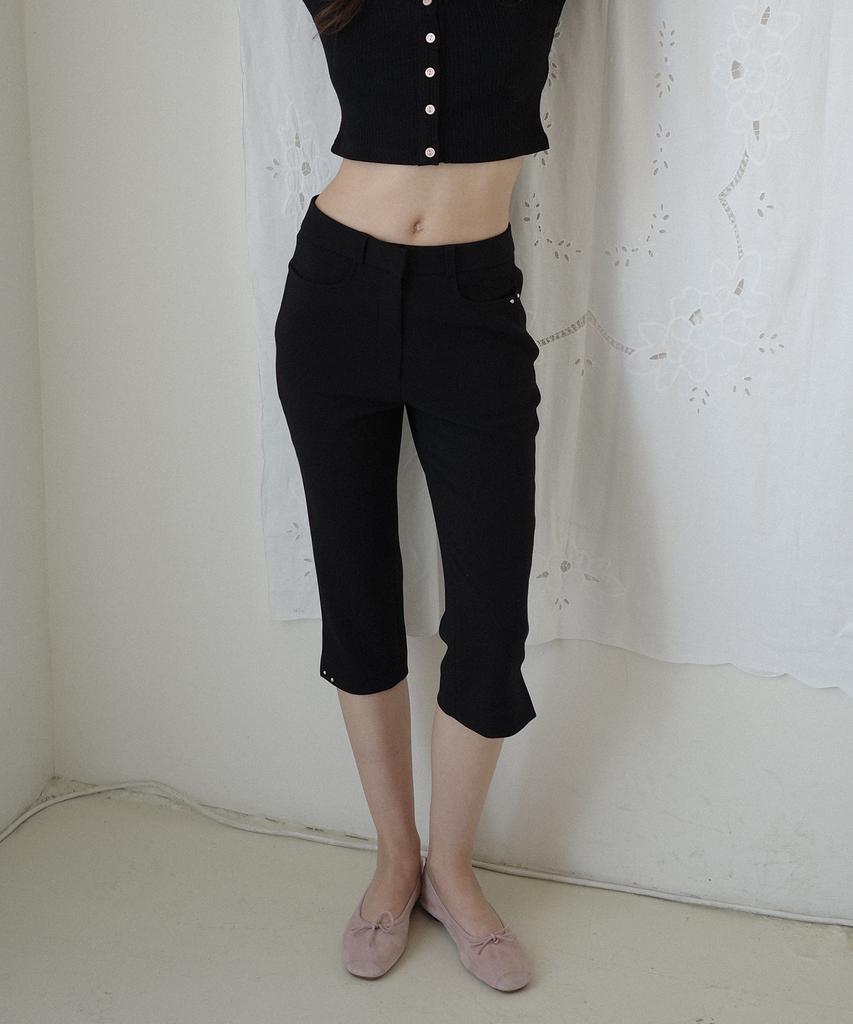 SALON DE YOHN Studded Capri Pants_ Black