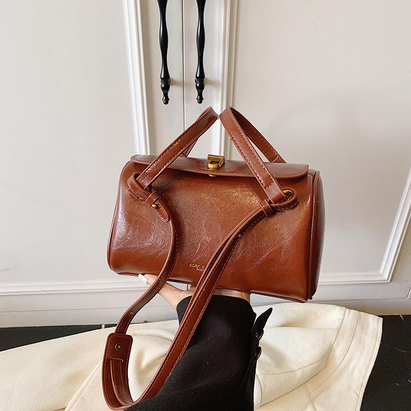 Retro bag women's large capacity 2025 new autumn and winter leisure niche design messenger bag portable commuter pillow bag