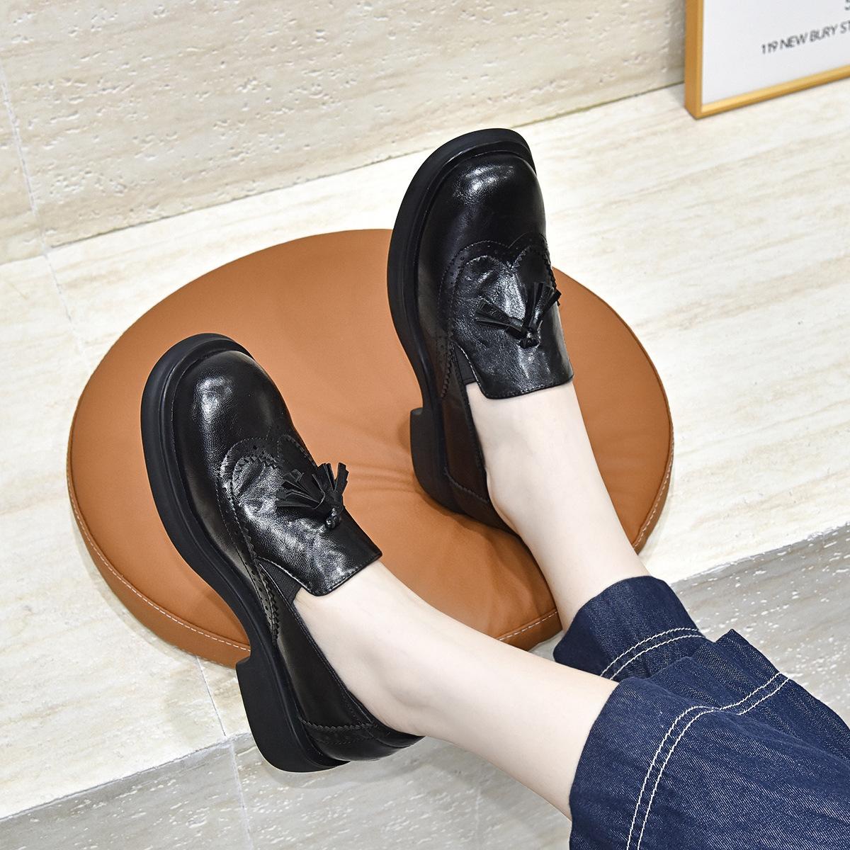 

Small leather shoes women s autumn and winter British style retro Brock carved fringed flat shoes single shoes four seasons loafers 34 чёрный