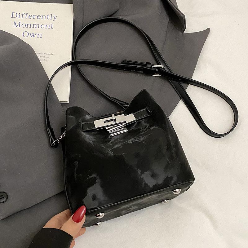 Spring and summer new Korean fashion high-end texture bucket bag niche design fashionable commuter versatile messenger women's bag