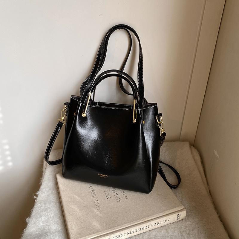 

Модная женская сумка большой вместимости 2025 новая женская сумка для отдыха, для поездок, на плечо, сумка-мессенджер 25*10*23 чёрный