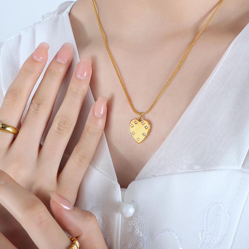 Versatile French Heart-Shaped Clavicle Necklace: Light Luxury Titanium Steel Jewelry for Women