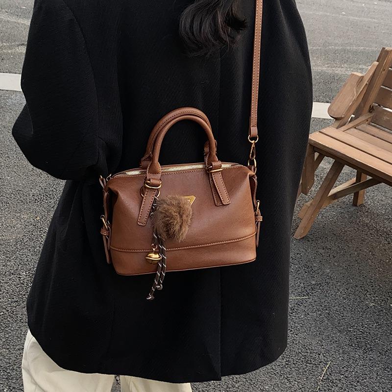 Retro bag women's new autumn and winter versatile high-end messenger bag portable commuter pillow bag