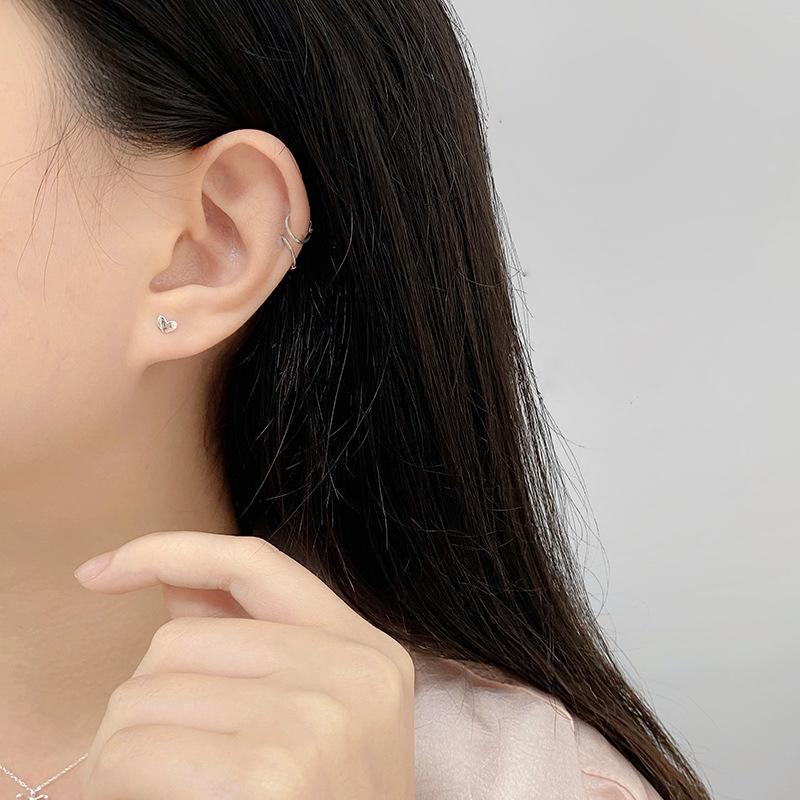 Mini Liebesohrringe für Damen mit vielseitigen glänzenden Ohrknorpeln, goldene kleine frische Ohrringe