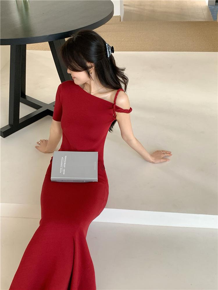 Summer 2023 American Retro One-Shoulder Irregular Knot Ice Silk Slimming Dress