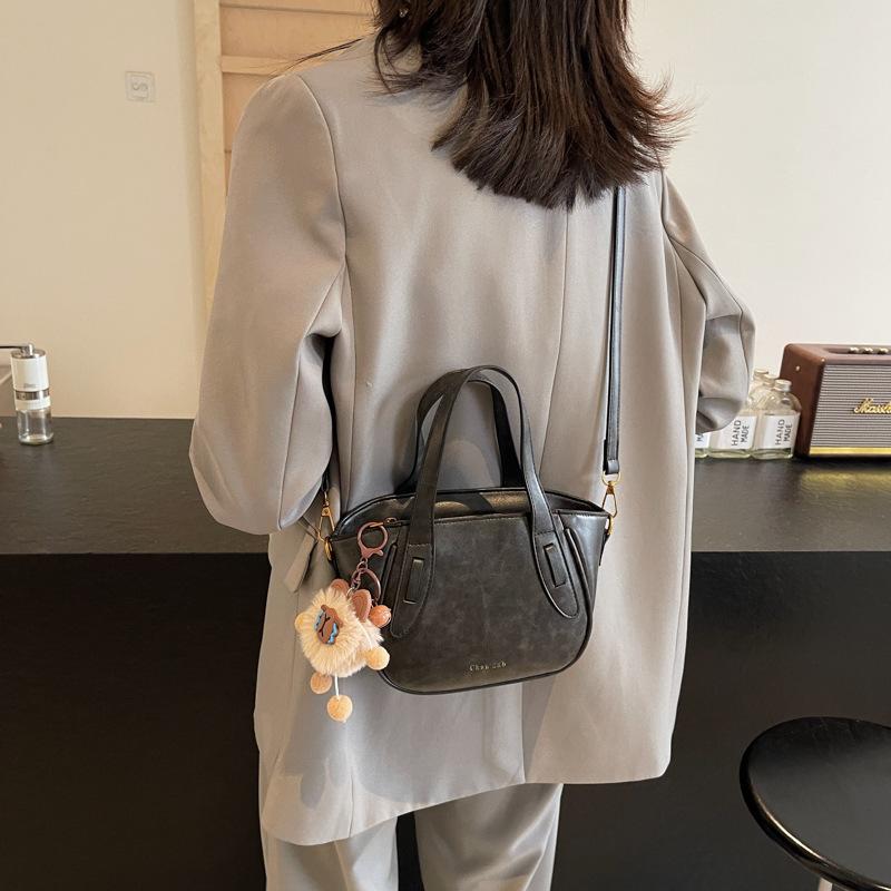 New 2025 Portable Wing Bag Matte Retro Bucket Bag Niche Design Commuter Shoulder Messenger Bag Women