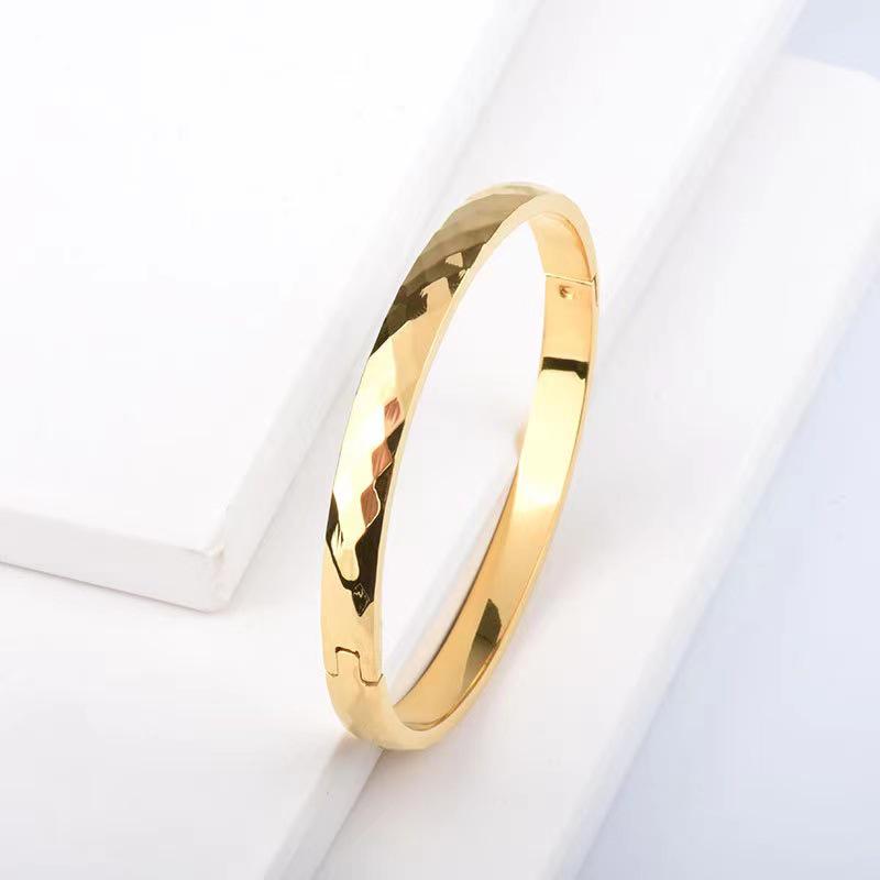 Goldfarbenes lasergeschnittenes facettiertes Rhombus-Blumen-Armreif - Vielseitiges Damenarmband aus Titanstahl