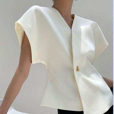 Camicetta da Donna con Scollo a V e Maniche a Mantella, Top Elegante con Orlo Asimmetrico e Dettaglio Fibbia Metallica
