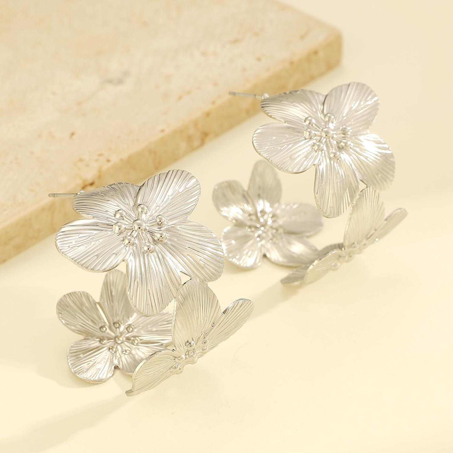 

Серьги в форме ретро-творчества из металла с круглым цветком в форме буквы C для женщин 1 pair серебряный