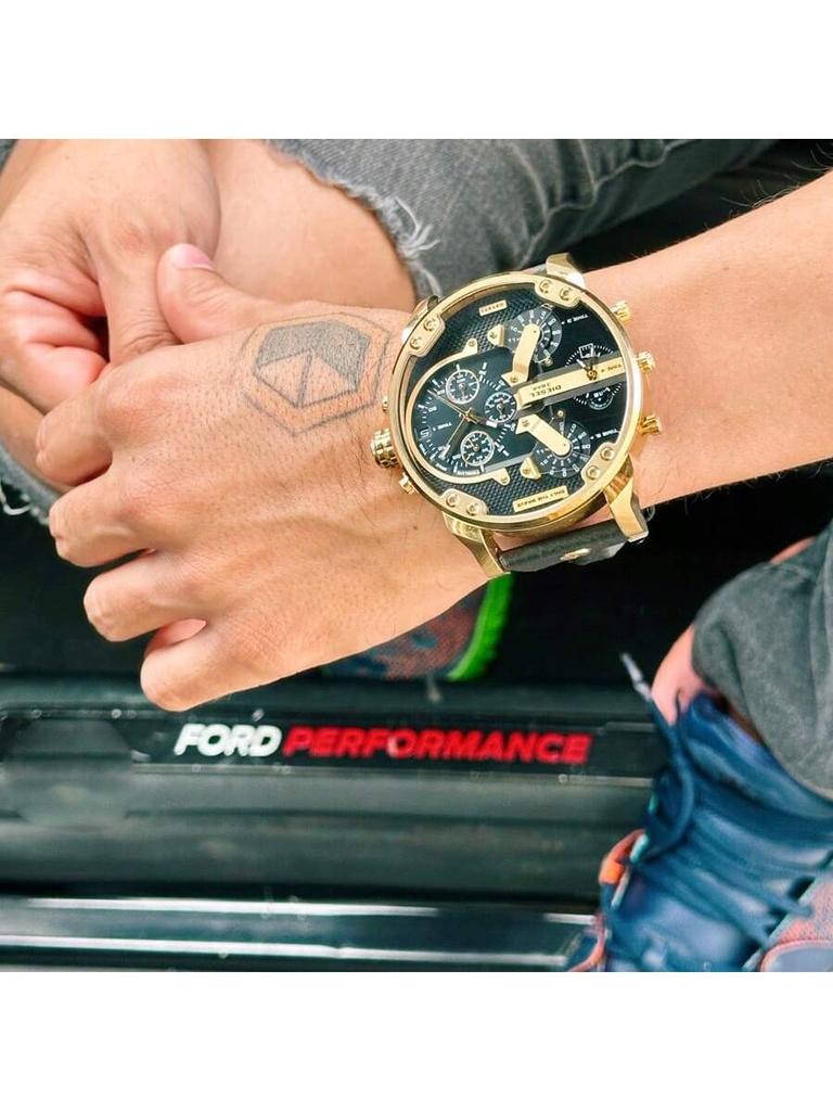 Diesel 57mm Übergroßer Chronograph mit 4 Zeitzonen für Herren – Statement Lederarmbanduhr Perfekt für Reisen, Ausgehen & Street Fashion – DZ7371