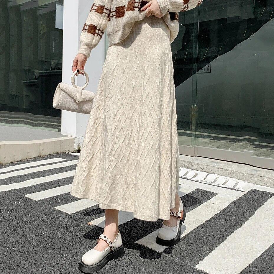 

Qooth женская однотонная вязаная длинная юбка, элегантная универсальная юбка трапециевидной формы в ромбовидную сетку на осень-зиму QT2303 one size бежевый