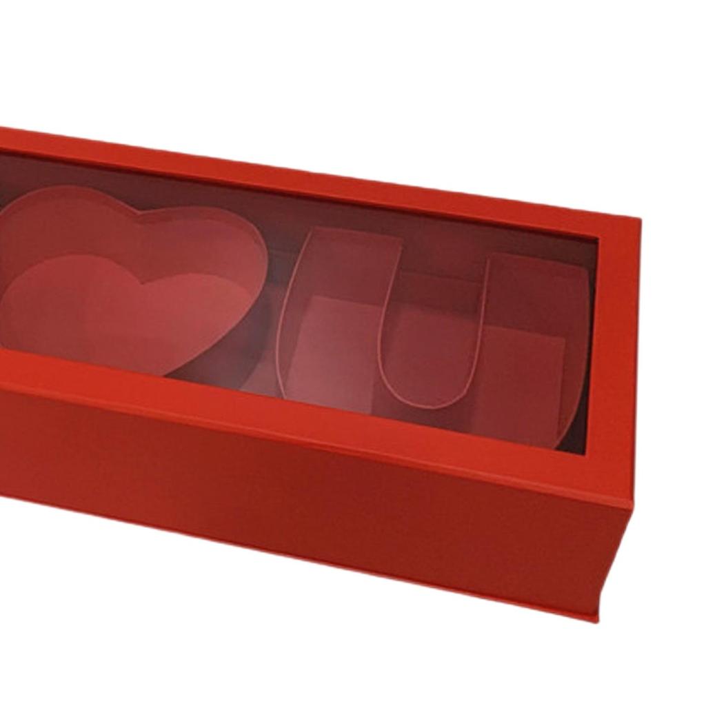 Leere Blumenbox mit der Aufschrift „Ich liebe dich“ in Buchstabenform – Bastelbehälter für den Valentinstag