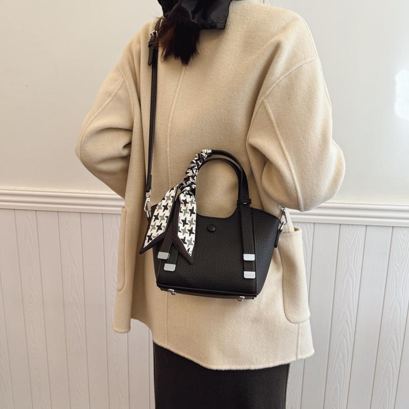 

Модная маленькая женская сумка 2025 зима новая универсальная простая сумка-мессенджер текстурная портативная сумка-ведро на плечо 18*11*17 чёрный