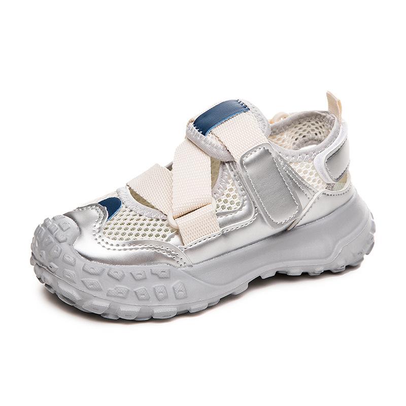 

Детские спортивные сандалии, летние, новые, закрытые сандалии для мальчиков, сетчатые, дышащие, с мягкой подошвой, повседневные кроссовки для девочек 28 серебряный