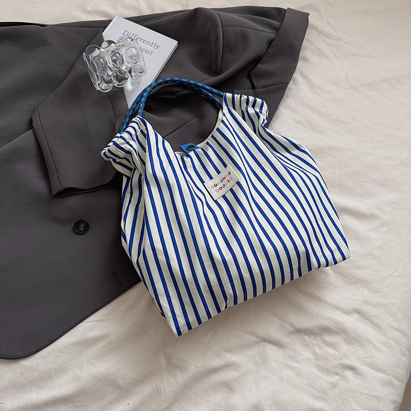 

2025 printed new large-capacity commuter bag hand bag Korean version shoulder bag female student cute canvas bag