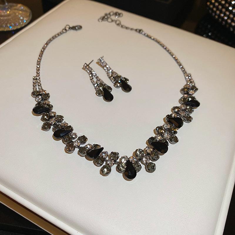 Diamond-encrusted water drop necklace set, exquisite neck chain, collarbone chain, versatile new item jewelry.