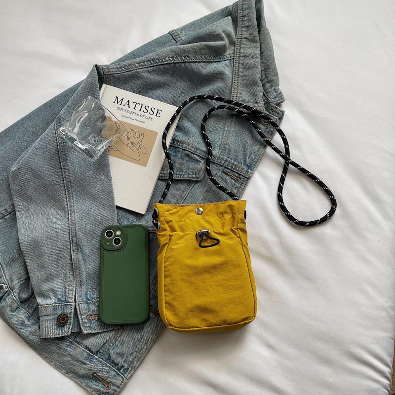 Casual simple small bag women's 2025 autumn and winter new nylon mobile phone bag versatile fashion personalized messenger