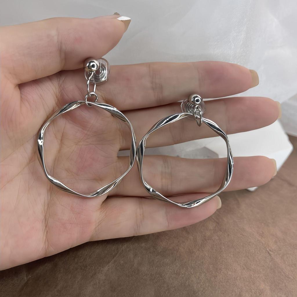 Chic Hoop Ear Clip Earrings: Stylish, High-End Design, No Piercing Needed, Ideal for Women Seeking Fresh, Elegant Fashion.